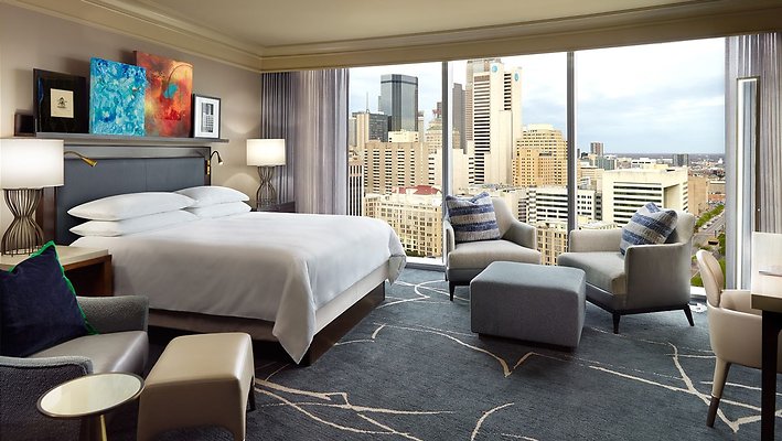 daldtn-omni-dallas-hotel-executive-guest-room