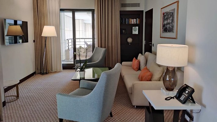 Hyatt-Regency-Nizza-Zimmer-Sofa-2-1024x575
